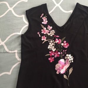 Sleeveless embroidery blouse🌺